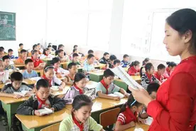 教师待遇地位要提高！党中央出台文件 “让教师成为人人羡慕的职业”视频封面