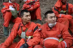 使命在肩！武警双胞胎兄弟团圆在异乡灭火场图片