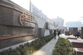 北京西单拆违建 “最火小吃街”谢幕变身口袋公园图片