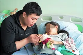 9岁女孩患尿毒症体重如3岁娃，19岁哥哥撑起一个家图片