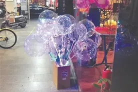 泉州不少商家售发光气球 虽好看安全隐患要警惕图片