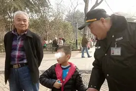 郑州一男子带孙子到公园玩,只顾看人下棋孩子丢了竟没发现图片