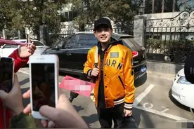 胡先煦中戏复试欲自弹自唱 被要求表演害羞婉拒图片