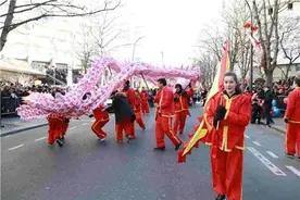 巴黎13区举行春节彩妆游行 华裔新生代走上前台图片