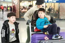 小鱼儿安吉现身引迷妹欢呼，揭秘鲫鱼兄弟的成长史图片