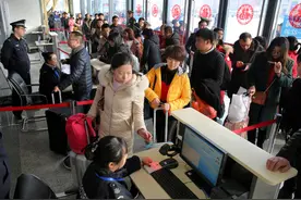 安庆火车站迎来新一轮客流高峰图片