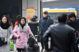 （关注春运·图片故事）（5）便衣警花的春运反扒“暗战”图片