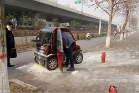 电动车行驶中突起火,郑州一公交车长及时跑来帮灭火图片