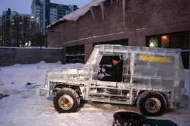 俄罗斯男子用6吨冰块做奔驰 能载人上路图片