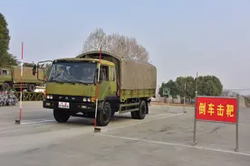 没千斤顶也能换轮胎,看这个驻汉部队还有哪些“标配”技能图片