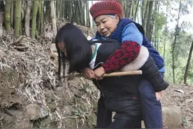 女孩背奶奶去看病：小时候奶奶照顾我，现在我照顾她图片