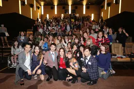 电影“宇宙有爱”香港首映 胜利唱歌喂饭引尖叫图片