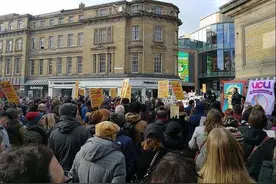 英国高校罢工，17万中国留学生受影响 中国驻英大使馆表达关切图片