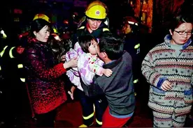 氧气罩让给三岁娃图片