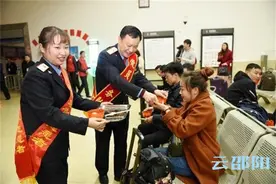 3月1日晚上，邵阳火车站候车室的一幕幕，让旅客们心里暖暖的……图片