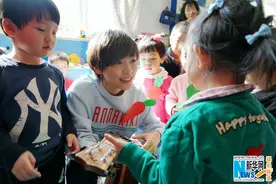 许飞爱耳公益送尤克里里 用音乐唤醒孩子对声音的渴望图片