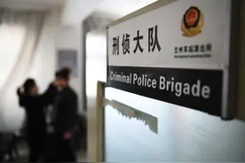 （关注春运·图片故事）（4）便衣警花的春运反扒“暗战”图片