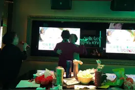 烫着卷发自带热水瓶 温莎KTV的白天是大妈们的天下图片