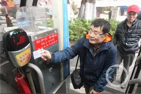 重庆新增40余万张敬老卡 今天起65岁以上老人刷卡免费坐公交图片