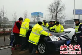 后车轮悬空四米深沟 惊险时刻新密民警成功救助图片