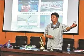 八旬教授用魔术讲力学成网红 爱跑小商品市场淘道具图片