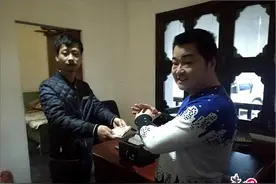 湖南崀山工作人员拾金不昧 近万元现金归还失主图片