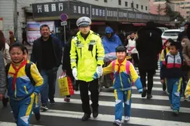 大手拉小手 兰州交警护学岗开学了图片