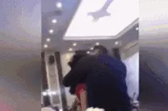 公公婚礼上疑强吻新娘遭质疑 当事人：实为“表演”营造气氛图片