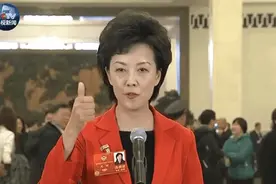 央视手语主播亮相两会委员通道 现场教记者手语“谢谢你”视频封面
