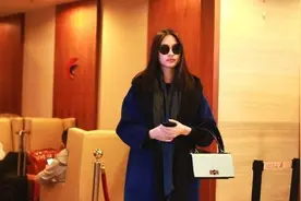 张梓琳对镜挥手素颜不惧拍 脸部发胖显圆润图片