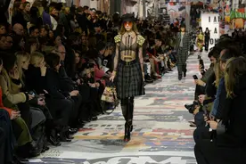 （国际）（1）巴黎时装周：迪奥发布秋冬女装成衣新品图片