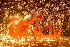 正月十五烧火龙，红红火火过大年！图片