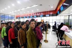 广西中越边城迎越南“蓝领”务工潮图片