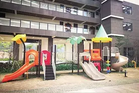 儿童滑梯被抹上油 谁干的？图片