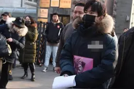 易烊千玺艺考结束现场引骚乱 粉丝追喊有人摔倒图片