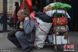 六旬大叔背200斤年货辗转千里路与家人团聚图片