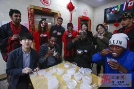 杭州：外国留学生吃汤圆迎元宵图片