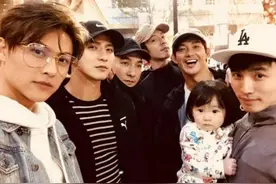 王子晒棒棒堂成员合体照引回忆杀 敖犬隔空送祝福图片