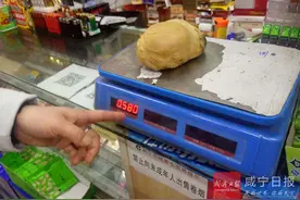这到底是啥？鸡肚子里取出一斤重“硬疙瘩”图片