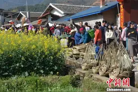 走进德昌百年草坝场 万人齐涌来赶集图片