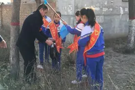 “大手牵小手，共同学雷锋”——呼市回民区新华西街街道四合兴社区团支部开展学雷锋志愿服务活动图片
