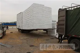 泰安一辆超长一倍货车满载泡沫箱！图片