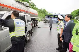 区长曹清尧第一时间赶赴现场指挥救援并看望伤员图片