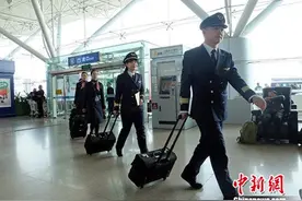 “90后”女飞行员的“蓝天梦”：巾帼须眉比肩立图片