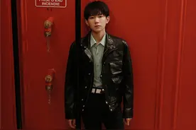 王源亮相巴黎时装周 致敬经典摇滚少年图片