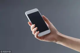 8岁儿子给老爸发了300块红包，附上的一句留言看哭许多人……图片