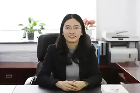 全国人大代表李燕建议：对不避让救护车的行为严厉处罚图片