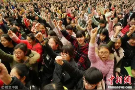 河南一高中举行高考誓师大会 学生激情澎湃斗志昂扬图片