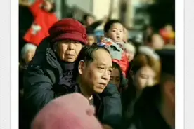 山西孝子背85岁老母亲看民俗表演走红：这就是很平常的生活图片