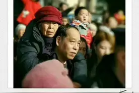 山西孝子背85岁老母亲看民俗表演走红：这就是很平常的生活图片